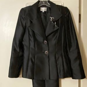 LILY AND TAYLOR  Size 4 Black 2 pc pants Suit